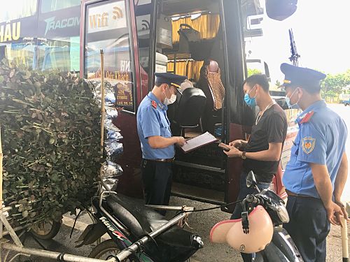 Lực lượng thanh tra (Sở Giao thông - vận tải) kiểm tra công tác phòng, chống dịch Covid-19 của các nhà xe trước khi xuất bến. 
